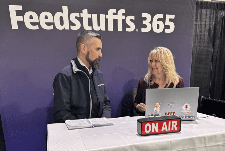 Julien Kanarek (à gauche) de NOVUS échange avec Sara Muirhead de Feedstuffs. 