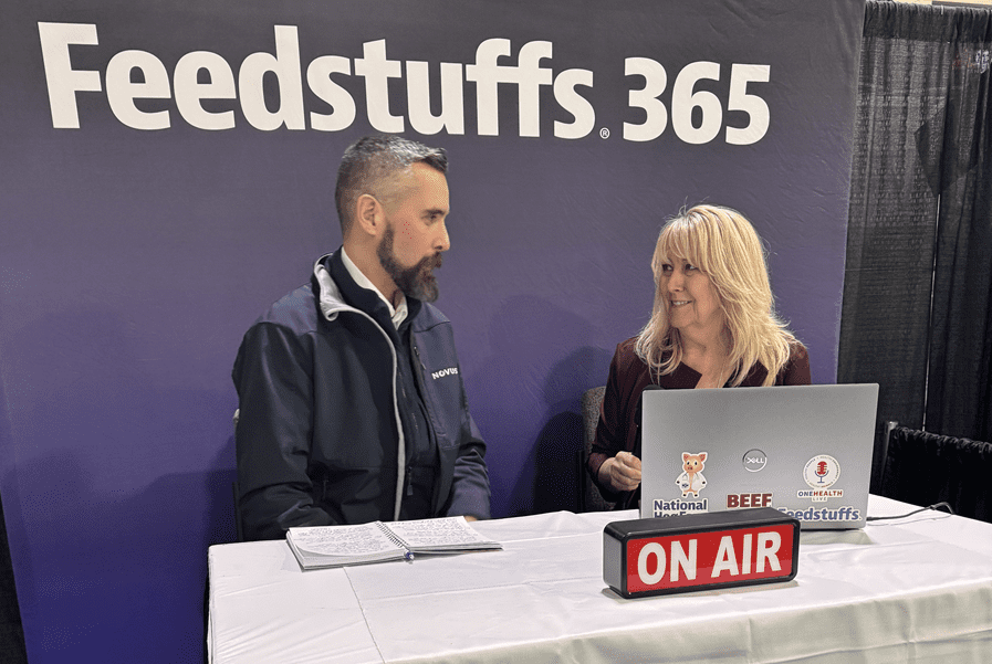 Julien Kanarek (izquierda) de NOVUS conversa con Sara Muirhead de Feedstuffs. 